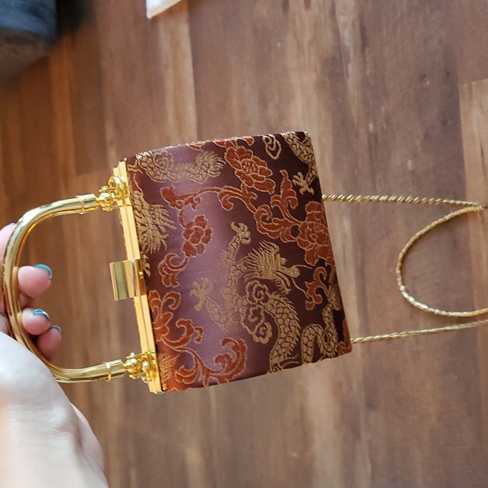Oriental clutch